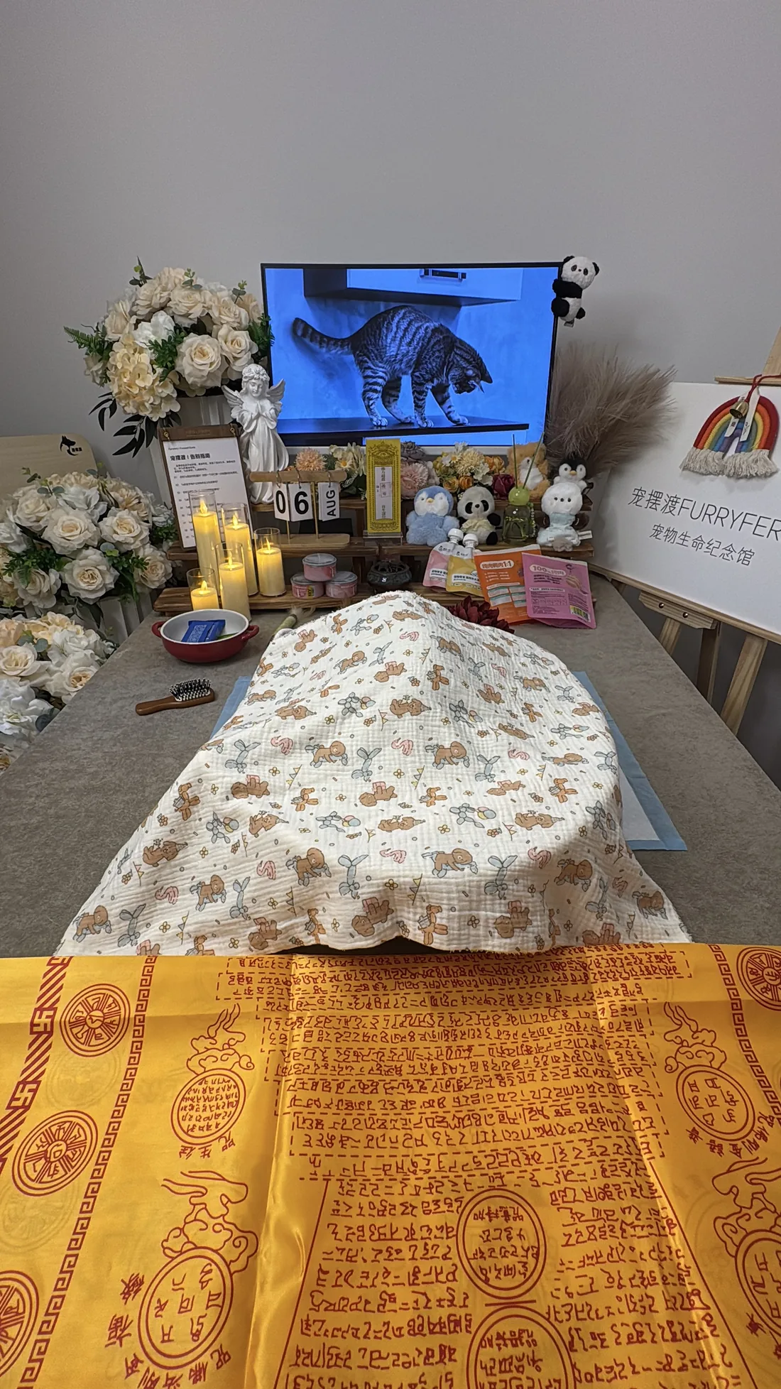 湖州宠物告别仪式中的鲜花与纪念照片
